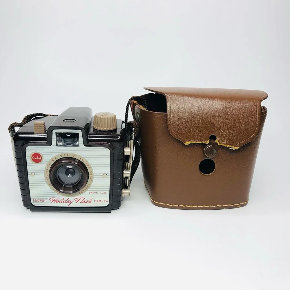 VINTAGE 1950s KODAK BROWNIE HOLIDAY FLASH CAMERA Original Strap DAKON LENS USA